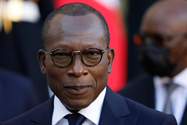 Imagem colorida do presidente do Benim, Patrice Talon, olhando para a câmera - Metrópoles