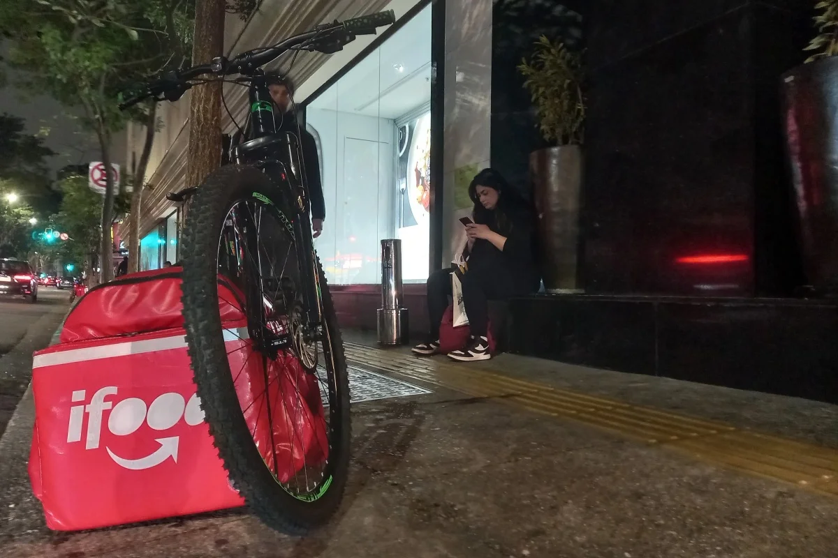 Bicicleta de entregador presa em árvore em frente ao Shopping Pátio Paulista, em São Paulo Bicicleta de entregador presa em árvore em frente ao Shopping Pátio Paulista, em São Paulo