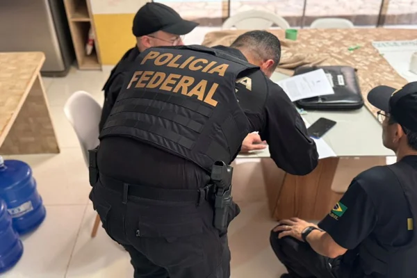 Imagem colorida de operação da PF em Rio Branco - Metrópoles