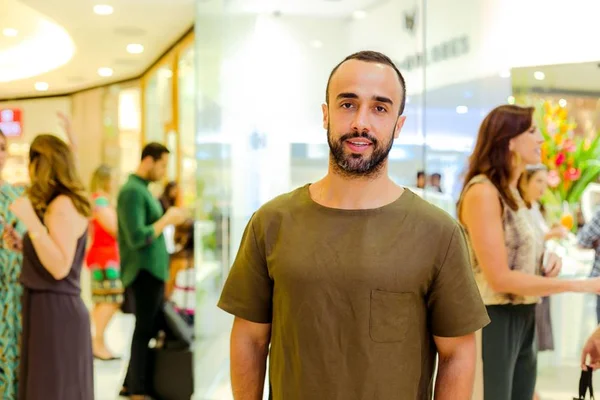 Stylist Yan Acioli lança linha de acessórios em Brasília