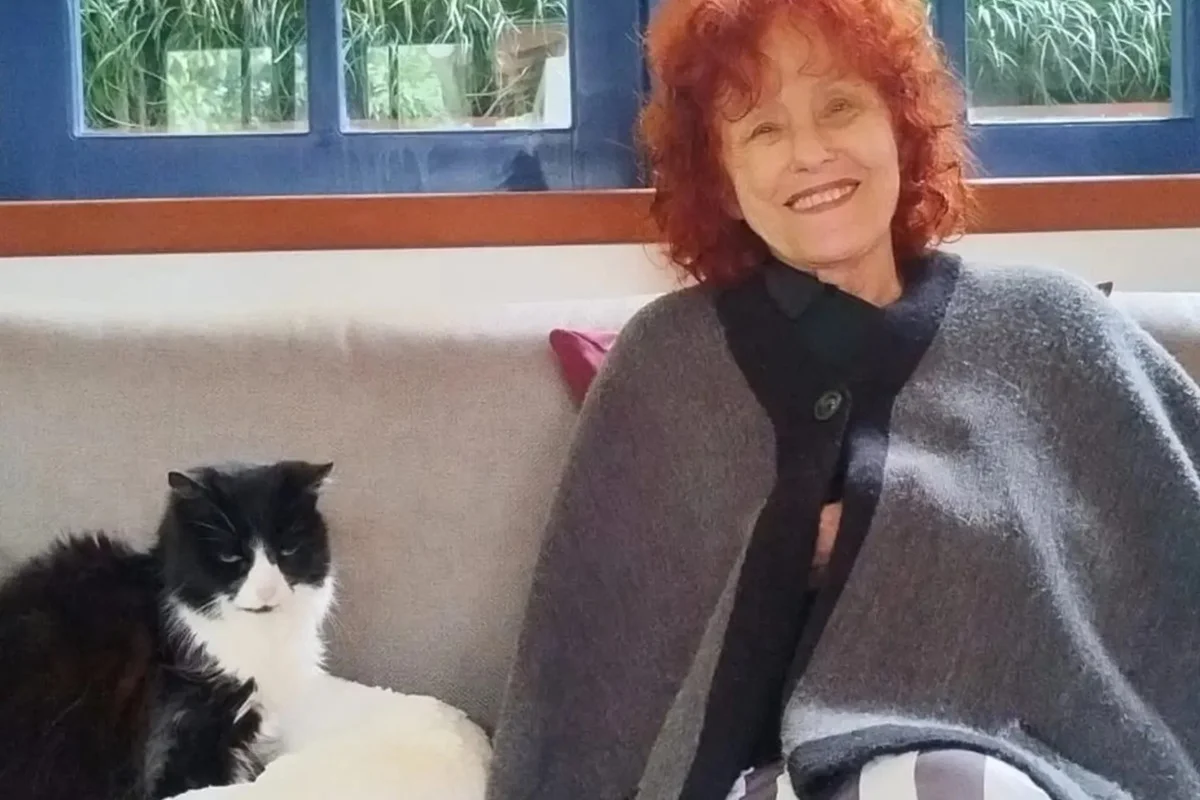 Roseana Murray posa ao lado da gatinha que causou seu acidente Roseana Murray posa ao lado da gatinha que causou seu acidente