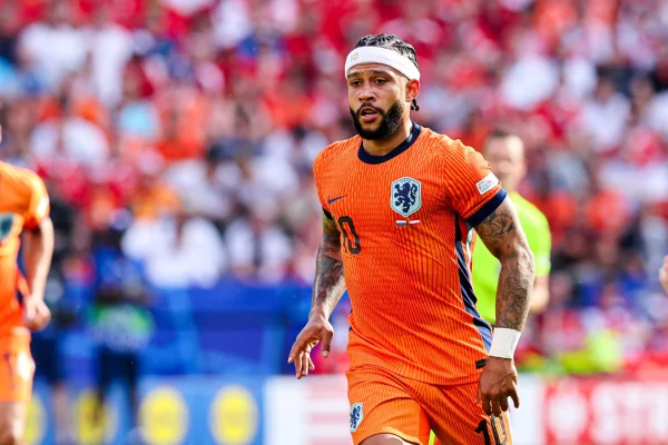 Imagem colorida de Memphis Depay - Metrópoles