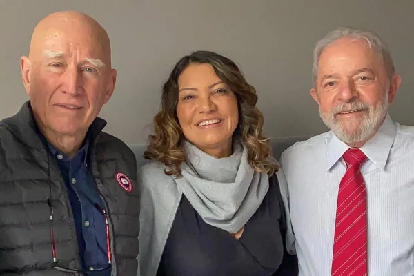 Foto colorida de Janja, Lula e Sebastião Salgado - Metrópoles