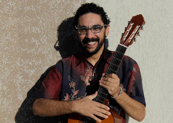 Alberto Salgado toca temas autorais e versões de MPB no Clube do Choro