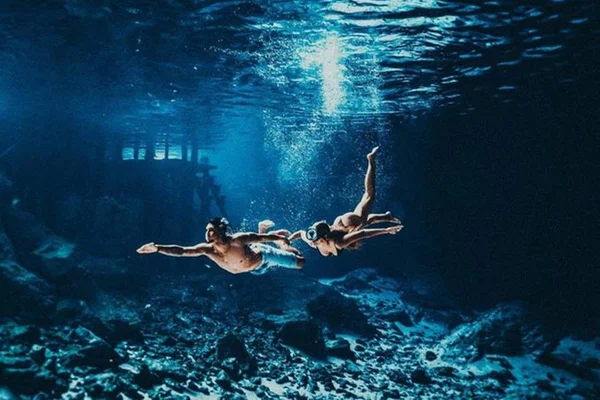 Yasmin Brunet e Gabriel Medina durante mergulho