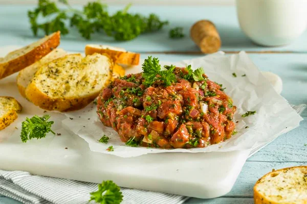 Entenda a diferença entre steak tartare e carne cruda