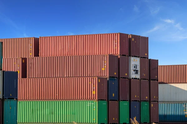 Imagem colorida mostra containers - Metrópoles
