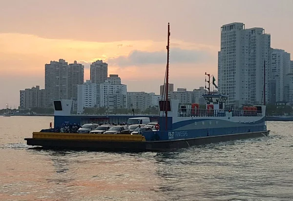Fotografia colorida mostra balsa durante a travessia entre as cidades de Santos e do Guarujá, na Baixada Santista, no litoral de São Paulo