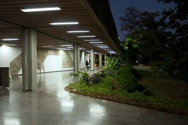 Fotografia de prédio iluminado à noite