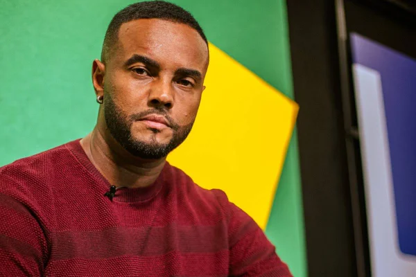 Jorge de Sá em frente à bandeira do Brasil - Metrópoles