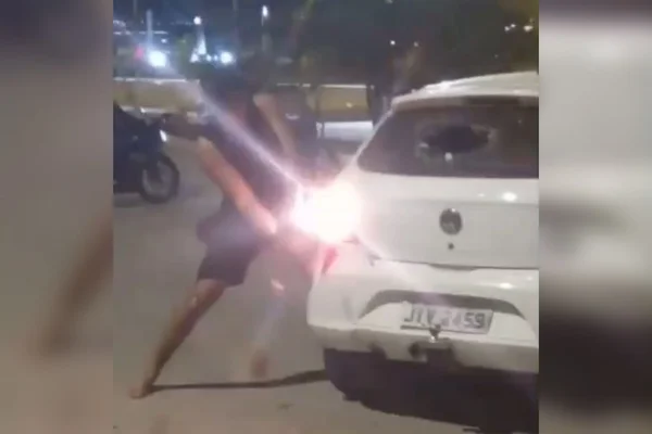 Em fúria, homem destrói o próprio carro ao ser parado em blitz. Vídeo