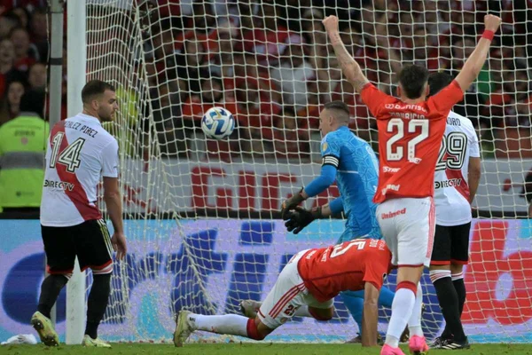 Jogadores de Internacional e River Plate em jogo de futebol - Metrópoles
