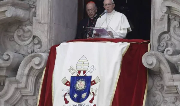 imagem colorida cardeal peruano ao lado do papa francisco