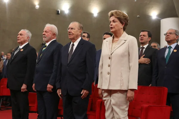 Ex-presidentes da República Michael Temer, Lula, José Sarney e Dilma durante posse do ministro Alexandre de Moraes como presidente e o ministro Ricardo Lewandowski como vice-presidente do TSE 1