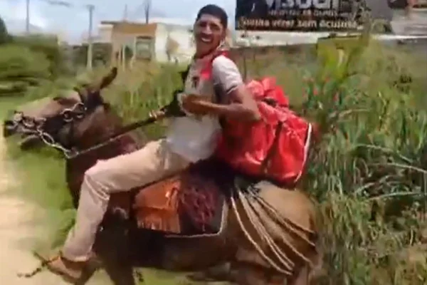 Imagem colorida de entregador montado em burro, em Palmas (TO) * Metrópoles