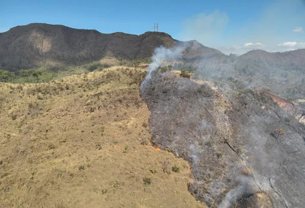 Incêndio atinge a Serra do Curral e mobiliza bombeiros em BH