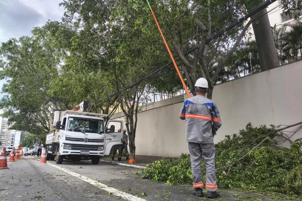 Imagem mostra trabalhadores da Enel após apagão de energia - Metrópoles