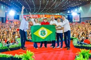 Com Lula, PT oficializa candidatura de Elmano ao governo do Ceará Com Lula, PT oficializa candidatura de Elmano ao governo do Ceará