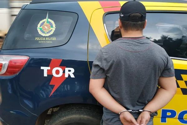 Motorista de app foge da PM e é preso com 6 kg de maconha no DF