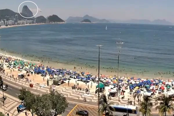 Vídeo mostra o momento em que o avião cai em mar na praia de Copacabana (RJ)