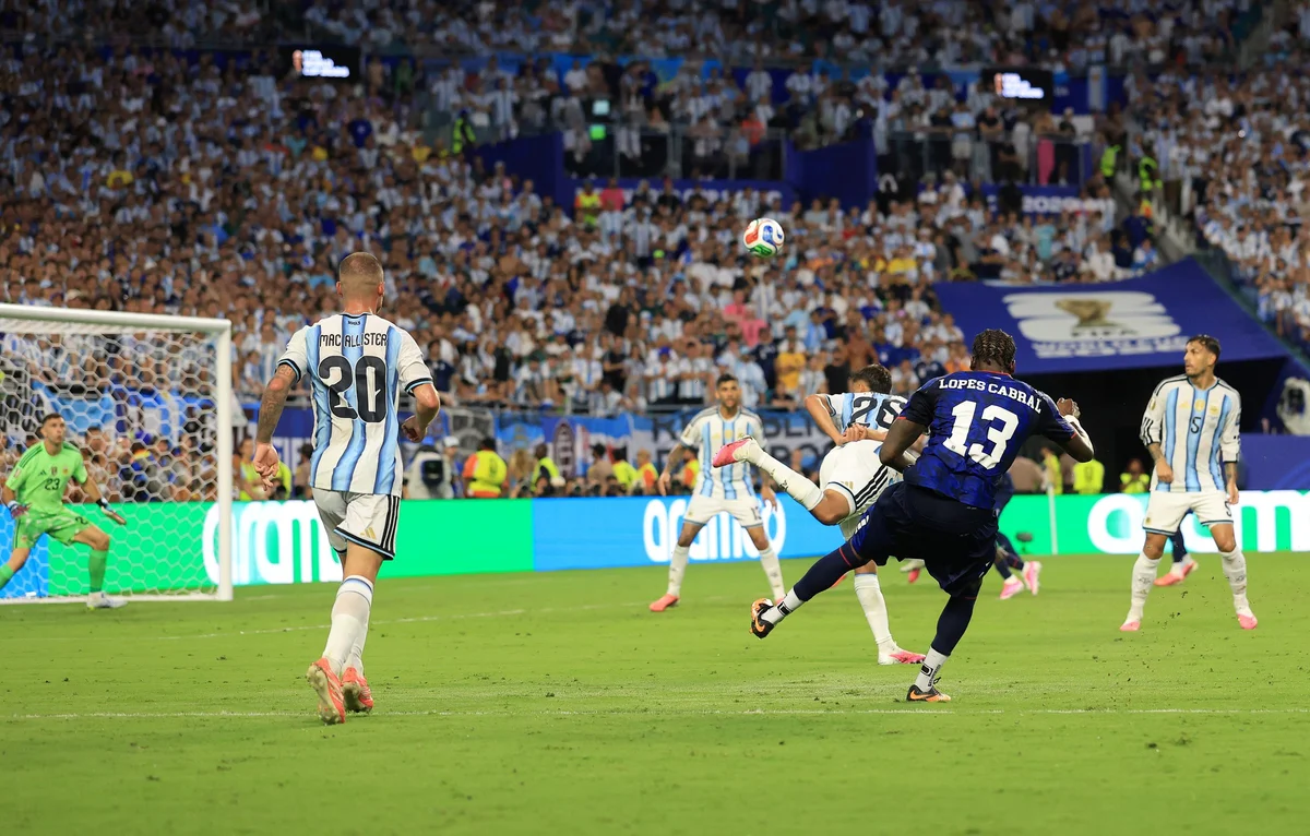 Sidny Cabral agradece torcida após prêmio de gol mais bonito da Copa - imagem 2 Sidny Cabral agradece torcida após prêmio de gol mais bonito da Copa - imagem 2