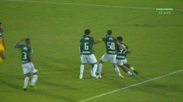Jogadores do Guarani trocam socos e são suspensos: veja a confusão