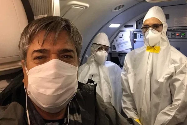 Na foto o piloto aparece com mascara