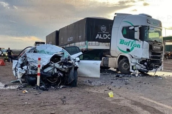 Imagem colorida de veículos destruídos após acidente - Metrópoles