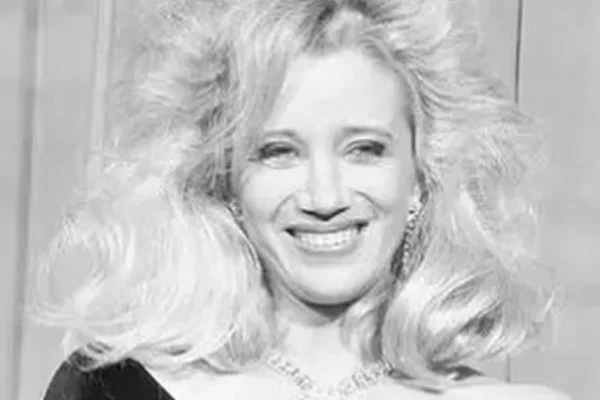 Morre Sally Kirkland, atriz vencedora do Globo de Ouro, aos 84 anos