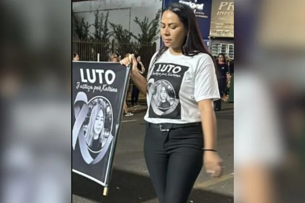 Sabrina Maria Conceição da Silva, mãe de Katrina Bormio Silva Martins, morta aos 16 anos durante uma festa de rodeio em Promissão, no interior de São Paulo. Delegado fez disparo fatal. Ela exigiu a Derrite a exoneração do agente. - Metrópoles