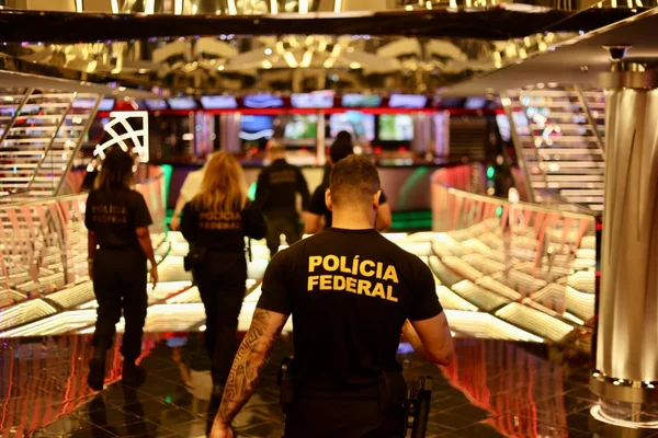 Imagem colorida de controle da Polícia Federal em navios de hospedagem na COP30