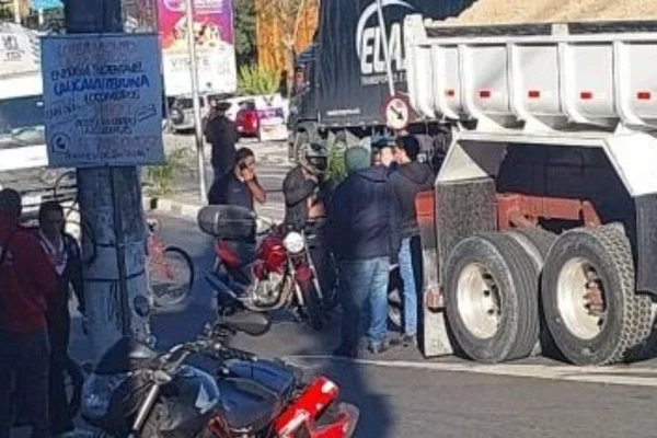 Mulher morre após cair de mototáxi e ser atropelada por caminhão em SP - Metrópoles
