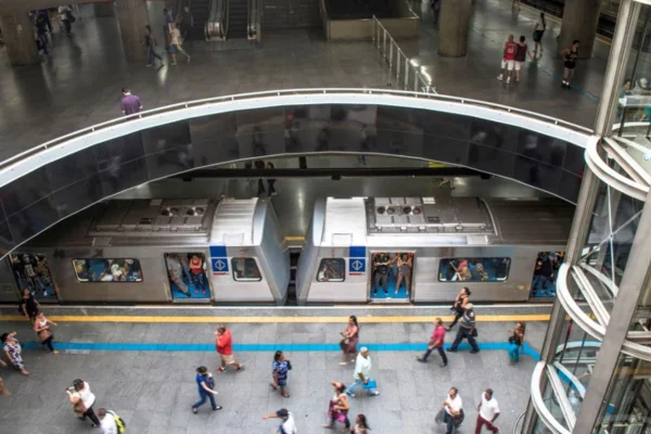 Todas as estações do metrô e CPTM estarão abertas para desembarque. Passageiros poderão embarcar em São Bento, Sé, Anhangabaú e República - Metrópoles