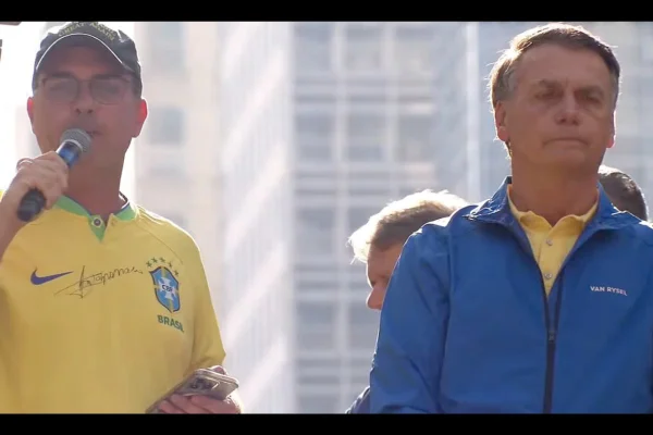 Flávio e Jair Bolsonaro em manifestação na Paulista - Metrópoles