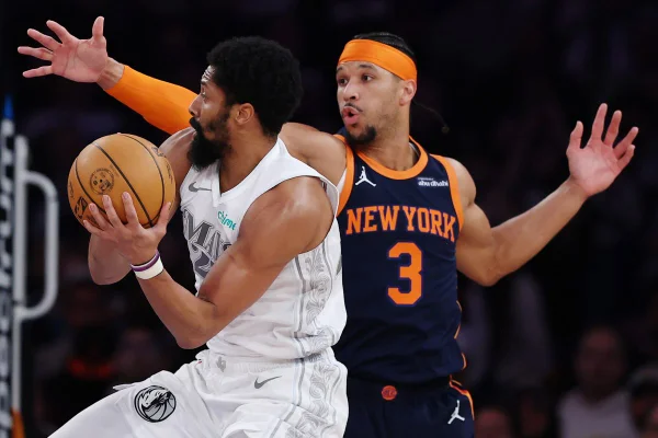 Imagem colorida da partida entre Knicks e Mavericks - Metrópoles