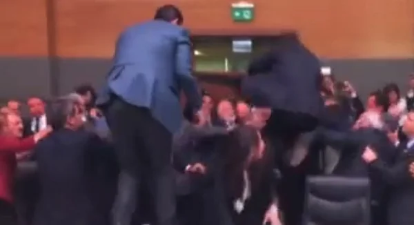 Sessão em parlamento da Turquia termina em socos e pontapés