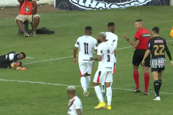 Jogadores do Ferroviário reclamam com árbitro após disputa com jogador do Asa de Arapiraca na Série D
