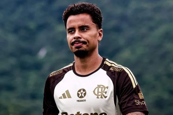 Allan chega a São Paulo para assinar contrato com Corinthians