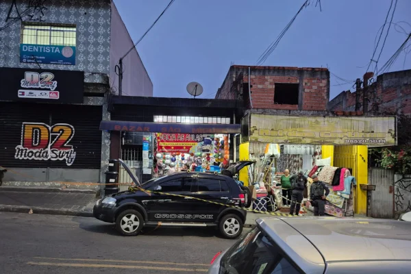 Imagem colorida de comércio alvo de assalto no Grajaú. Suspeito foi baleado e preso. - Metrópoles