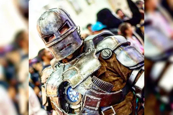 Na imagem com cor, homem veste cosplay - Metrópoles
