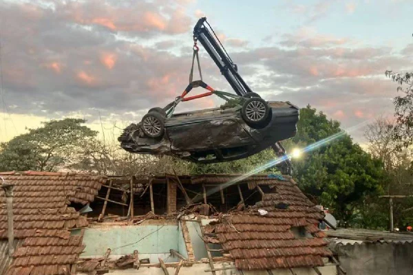Carro que capotou foi retirado de telhado em casa de Campinas, SP- Metrópoles