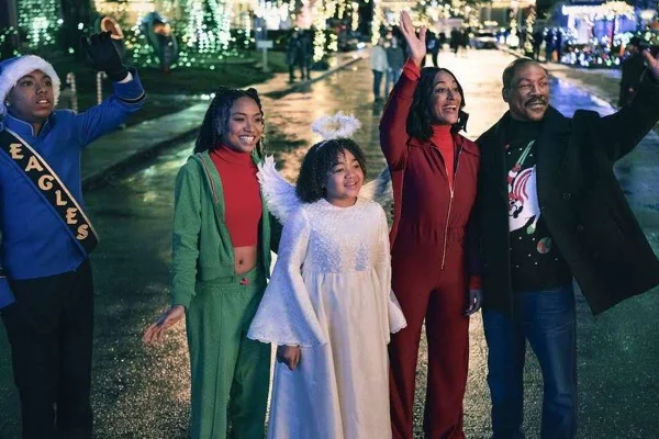 foto colorida de cinco pessoas lado a lado dando tchau para alguém - metrópoles