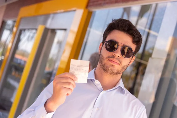 Tarifas de banco chegam a custar até R$ 1 mil por ano para clientes