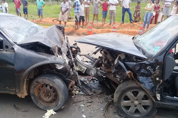 Homem e criança de 5 anos morrem em colisão frontal na DF-130