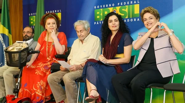 Artistas e intelectuais demonstram apoio a Dilma no Planalto