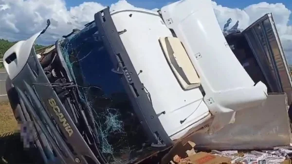 imagem colorida acidente cigarros contrabandeados goias