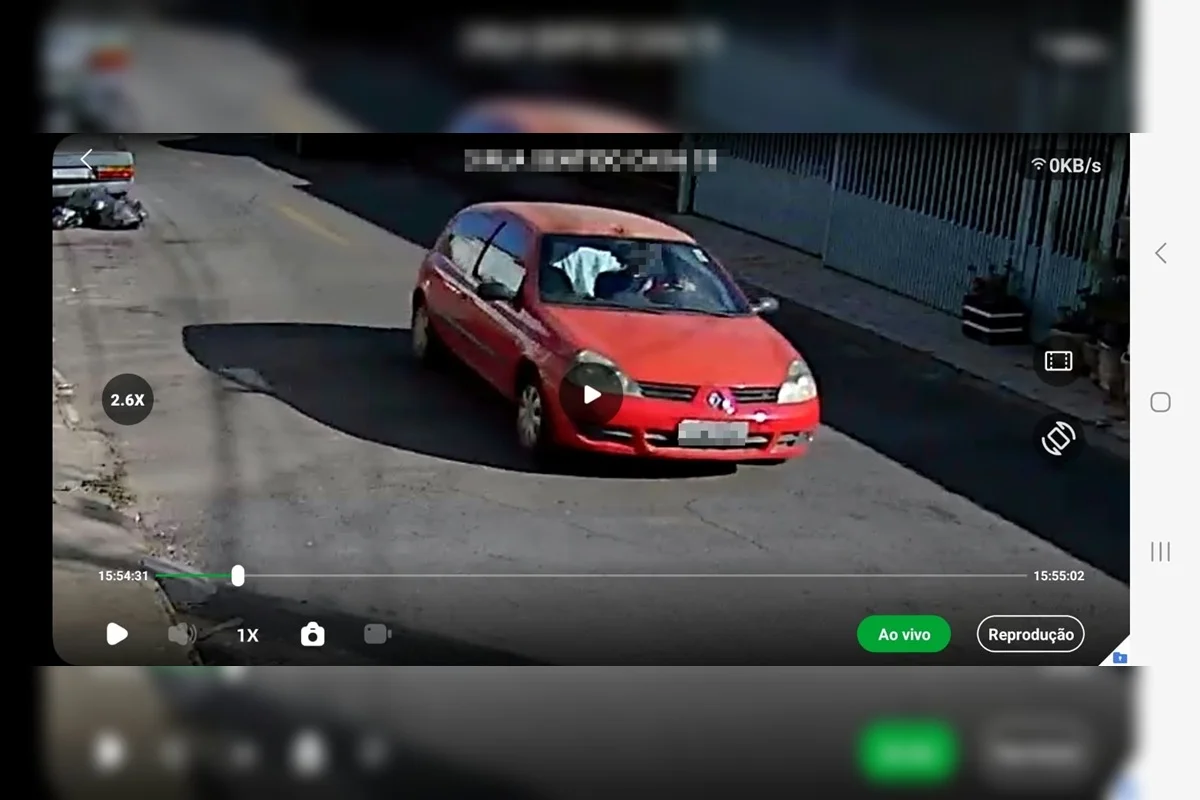 Carro vermelho que estaria rondando quadras no Guará Carro vermelho que estaria rondando quadras no Guará