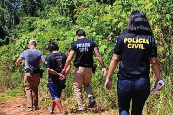 Homem estupra prima PcD e se esconde da família embaixo da cama