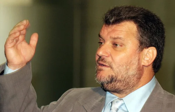 Deputado usa bóton antigo e é barrado no plenário do Senado
