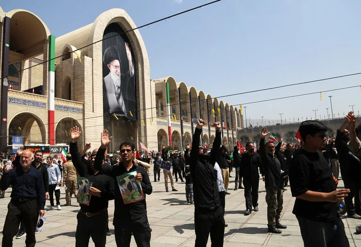 Imagens mostram milhares de iranianos em despedida de Ali Khamenei - imagem 3 Imagens mostram milhares de iranianos em despedida de Ali Khamenei - imagem 3